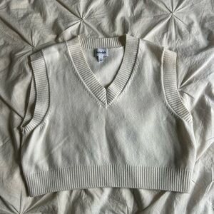 Sunday Aritzia Sleeveless White Sweater Vest Size Small